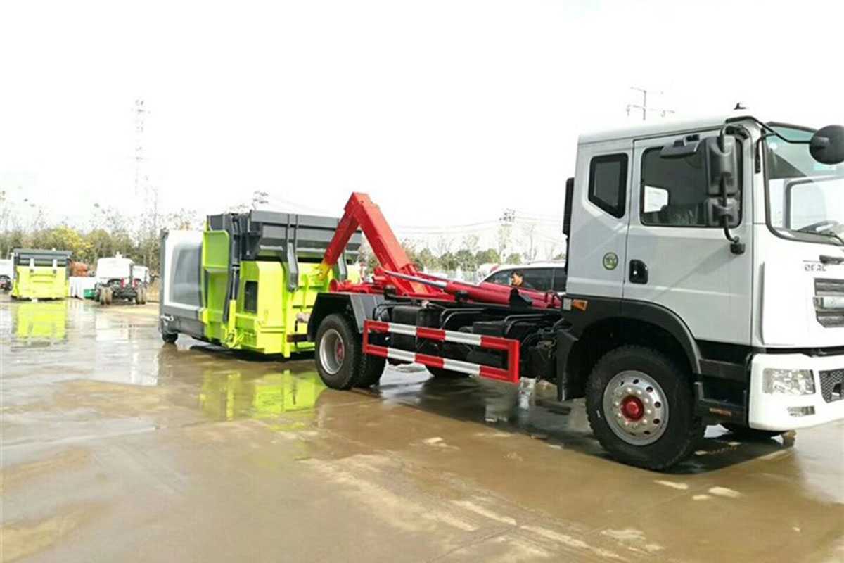 Garbage Compactor Truck